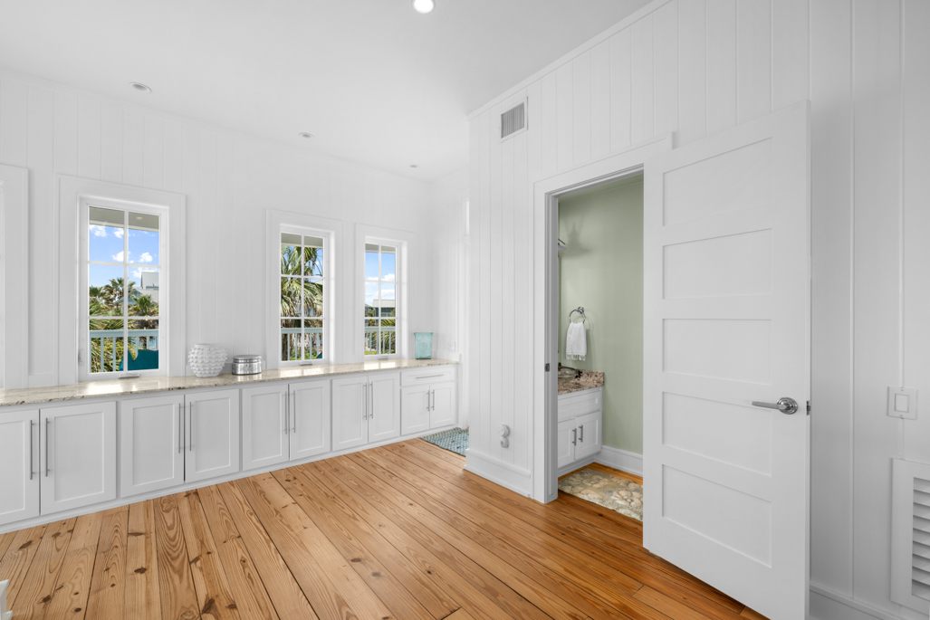 Empty flex room with bright light