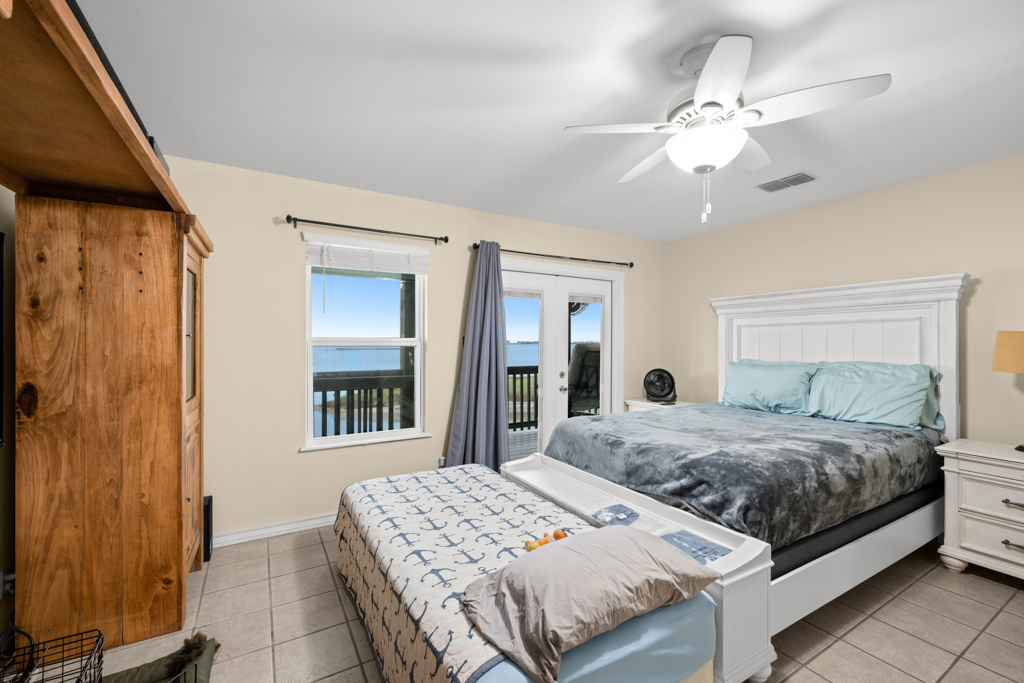 Home office with built-ins