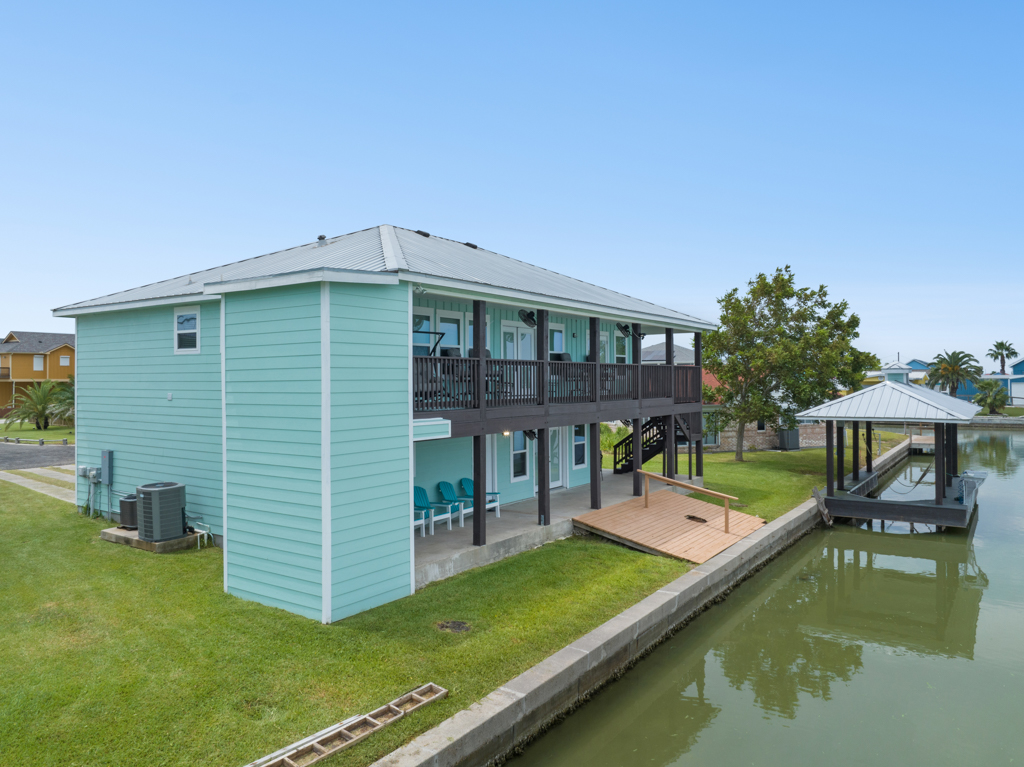 Beautiful boat lift in Rockport Texas